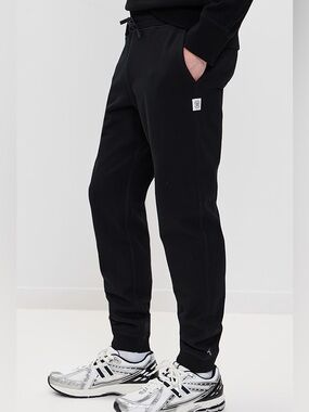 Reigning champ beige men’s jogger style sweatpants size small